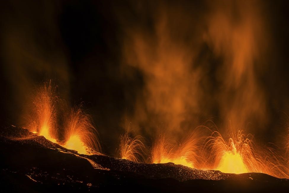 تصاویر | فوران کوه آتشفشانی در اقیانوس هند | گدازه‌های مذاب را از نزدیک ببینید